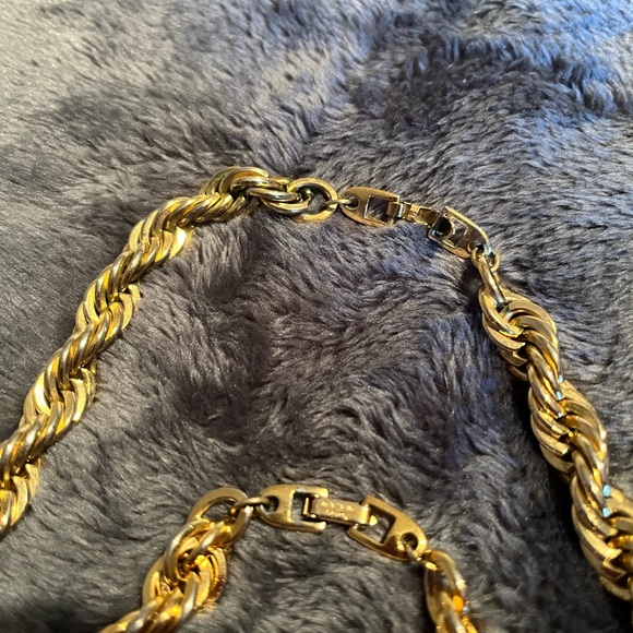 Elegant Gold-Tone Jewelry Set - Picture 2 of 3